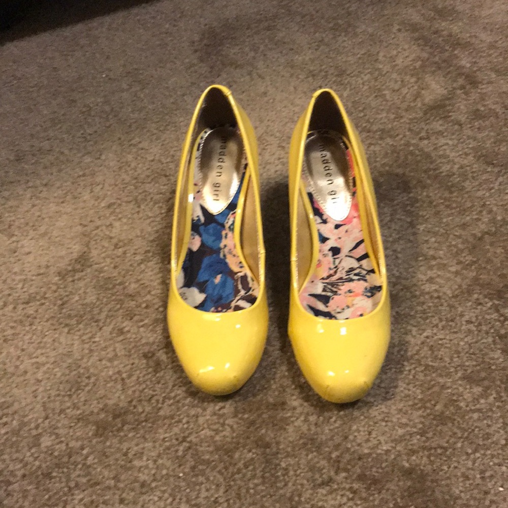 Madden Girl yellow pumps- 5.5W